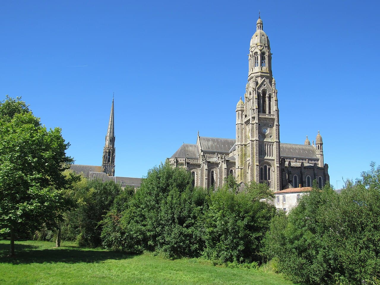 Basilique Saint-Louis-Marie-Grignion-de-Montfort