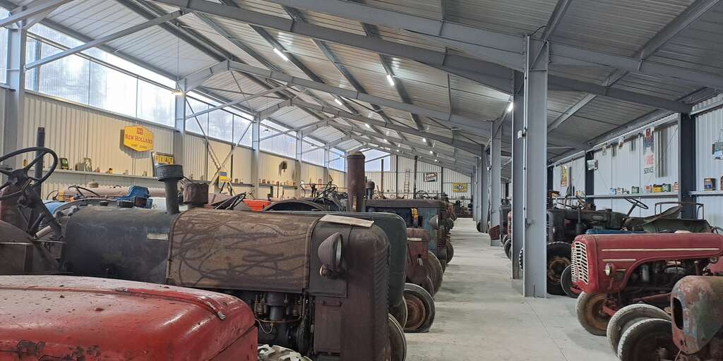 Ferme du tracteur et matériel agricole anciens