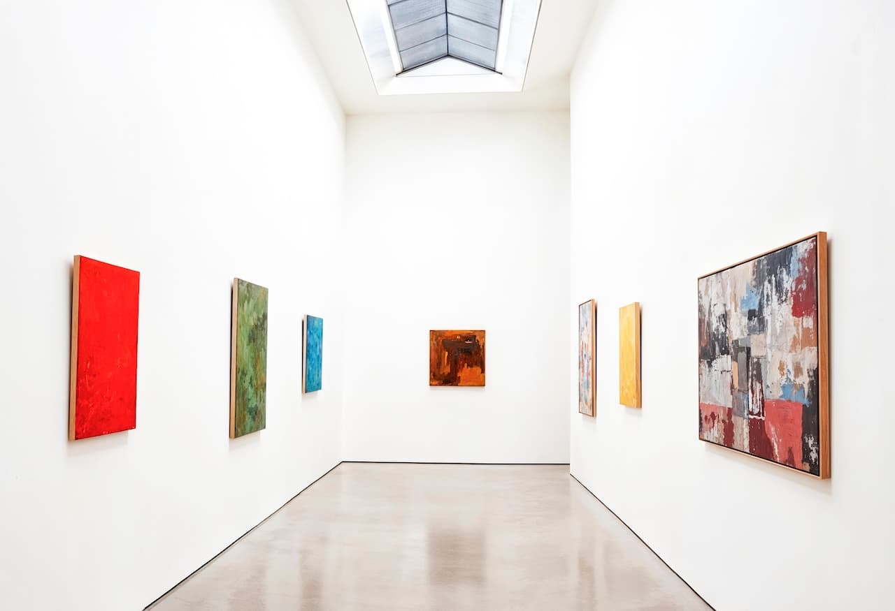 Art contemporain vs art moderne : ce que ça veut vraiment dire