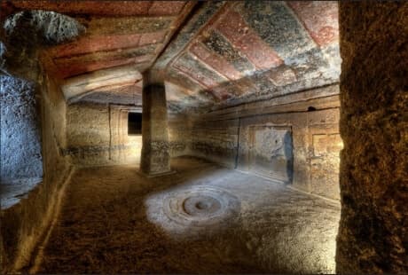 Tradition funéraire dans la Sardaigne préhistorique – Les domus de janas