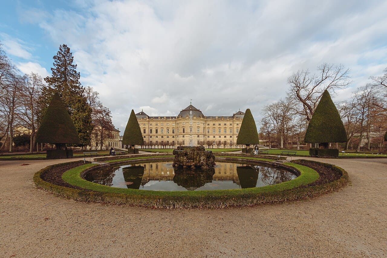 Résidence de Wurtzbourg avec les jardins de la Cour et la place de la Résidence