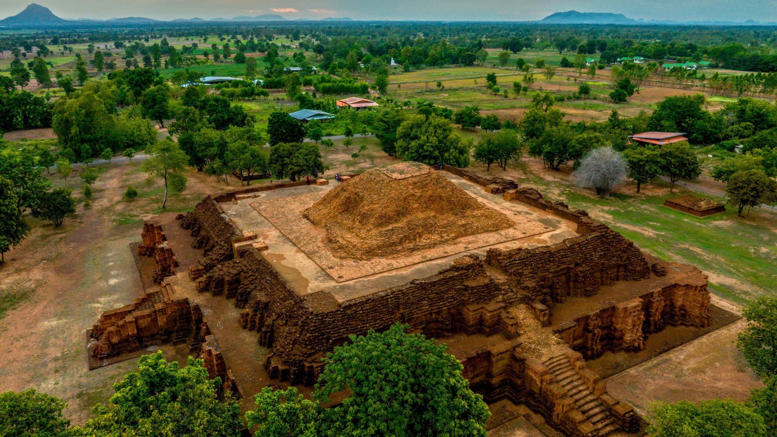 La ville ancienne de Si Thep et ses monuments de Dvaravati associés