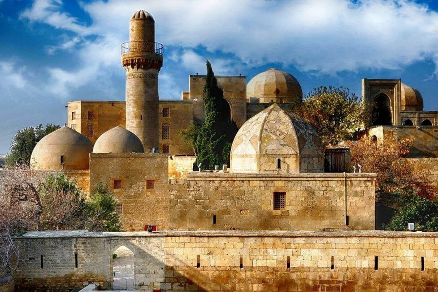 Cité fortifiée de Bakou avec le palais des Chahs de Chirvan et la tour de la Vierge