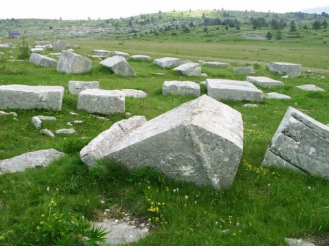 Cimetières de tombes médiévales stećci