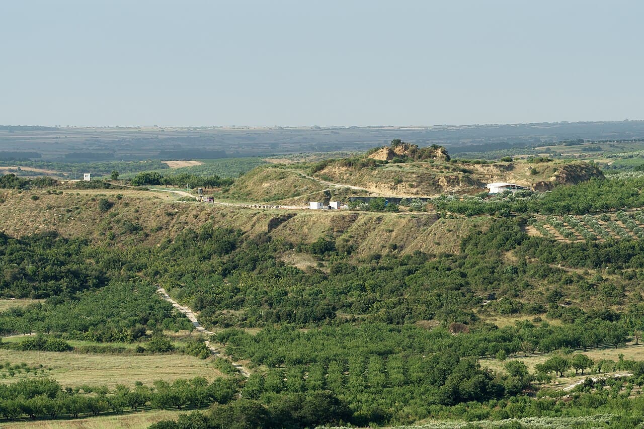 Tumulus, pierres runiques et église de Jelling
