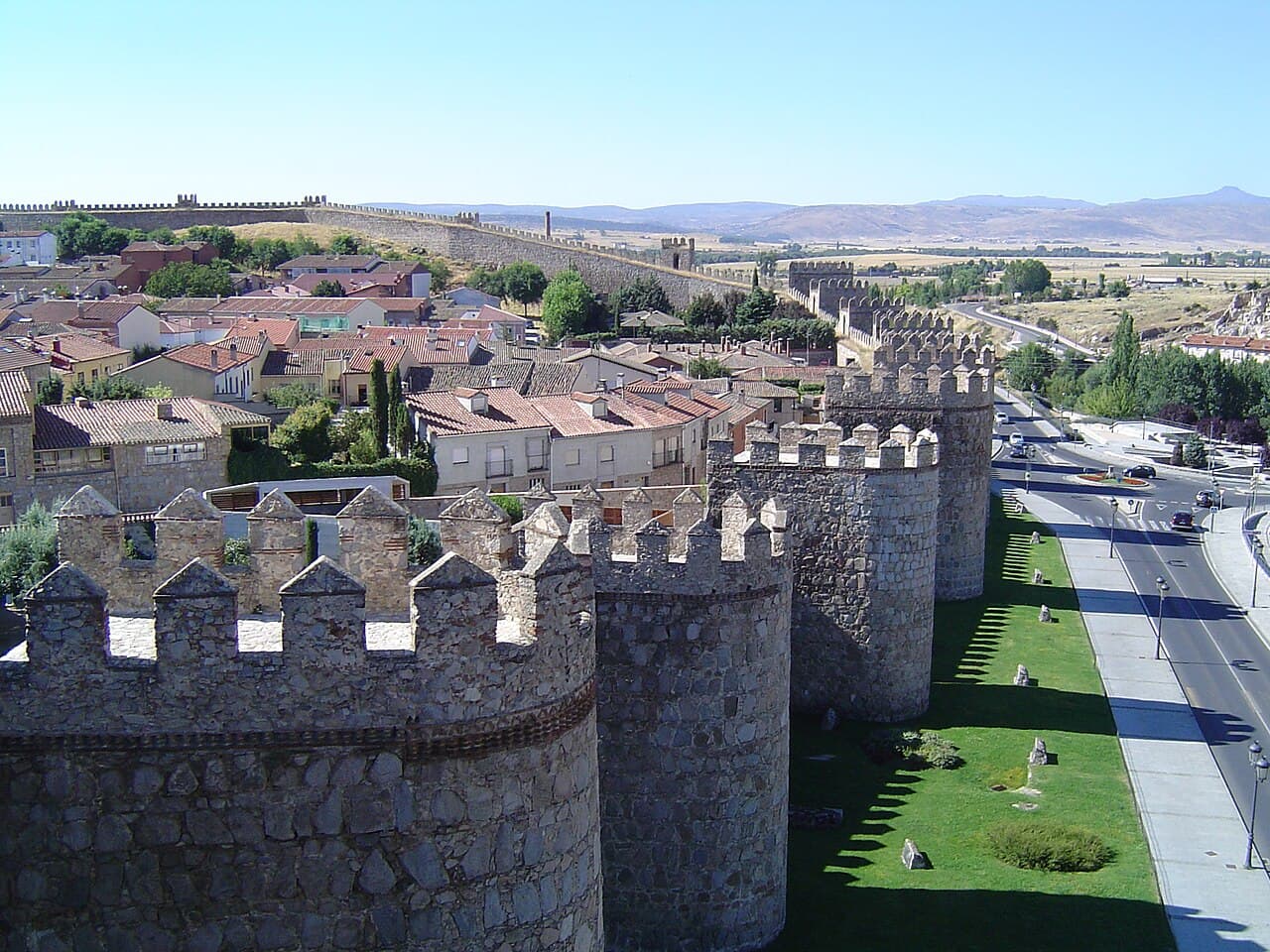 Vieille ville d'Ávila avec ses églises extra-muros