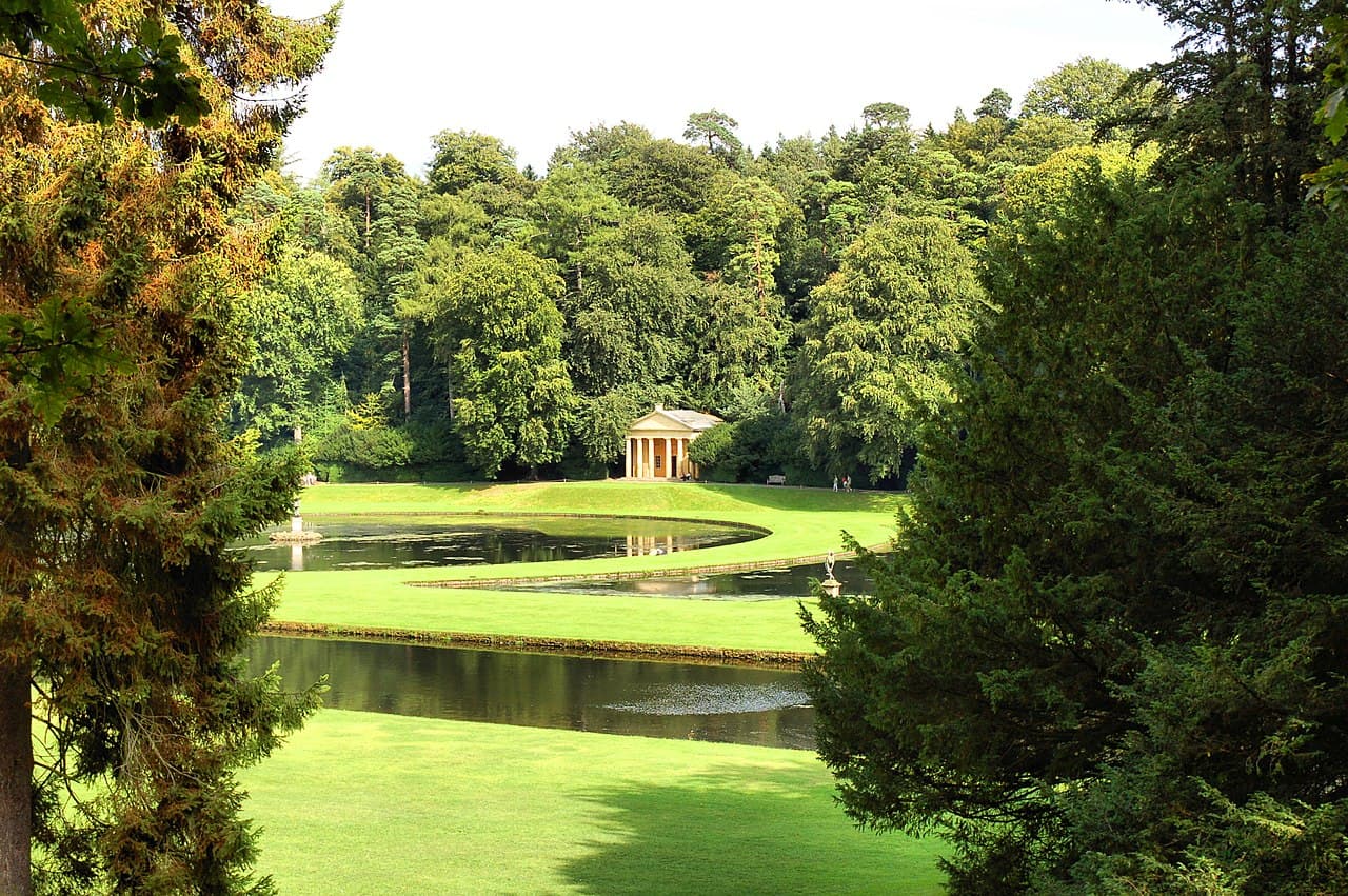 Parc de Studley Royal avec les ruines de l'abbaye de Fountains