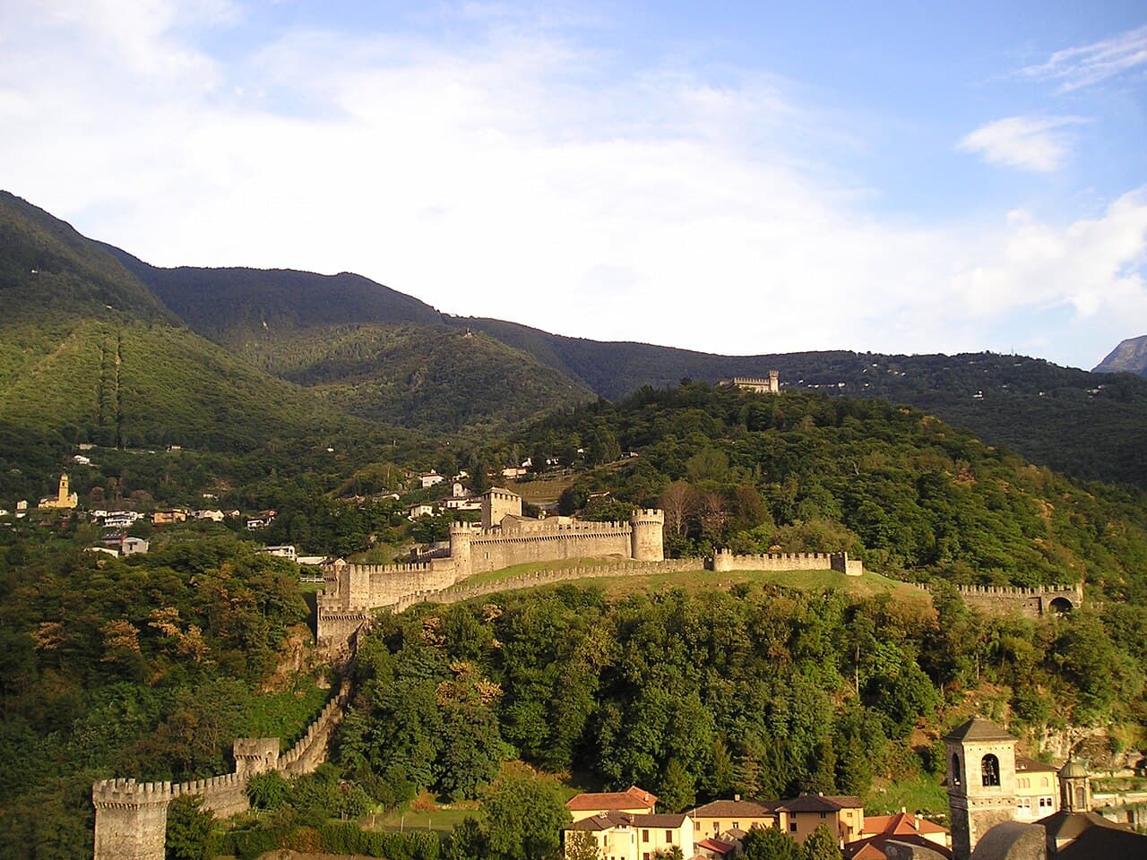Trois châteaux, muraille et remparts du bourg de Bellinzone