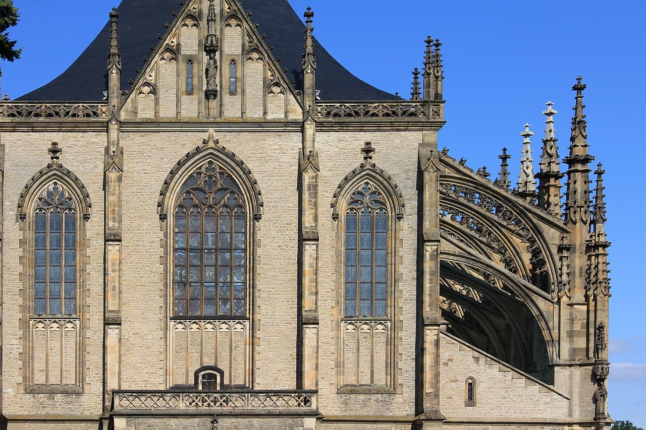 Kutná Hora : le centre historique de la ville avec l'église Sainte-Barbe et la cathédrale Notre-Dame de Sedlec