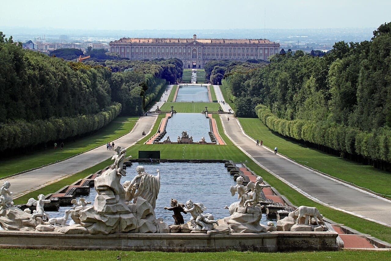 Palais royal du XVIIIe siècle de Caserte avec le parc, l'aqueduc de Vanvitelli et l'ensemble de San Leucio